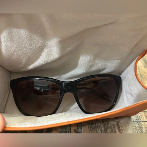 Tory Burch Sunglasses Style 7031 - Picture 4 of 8